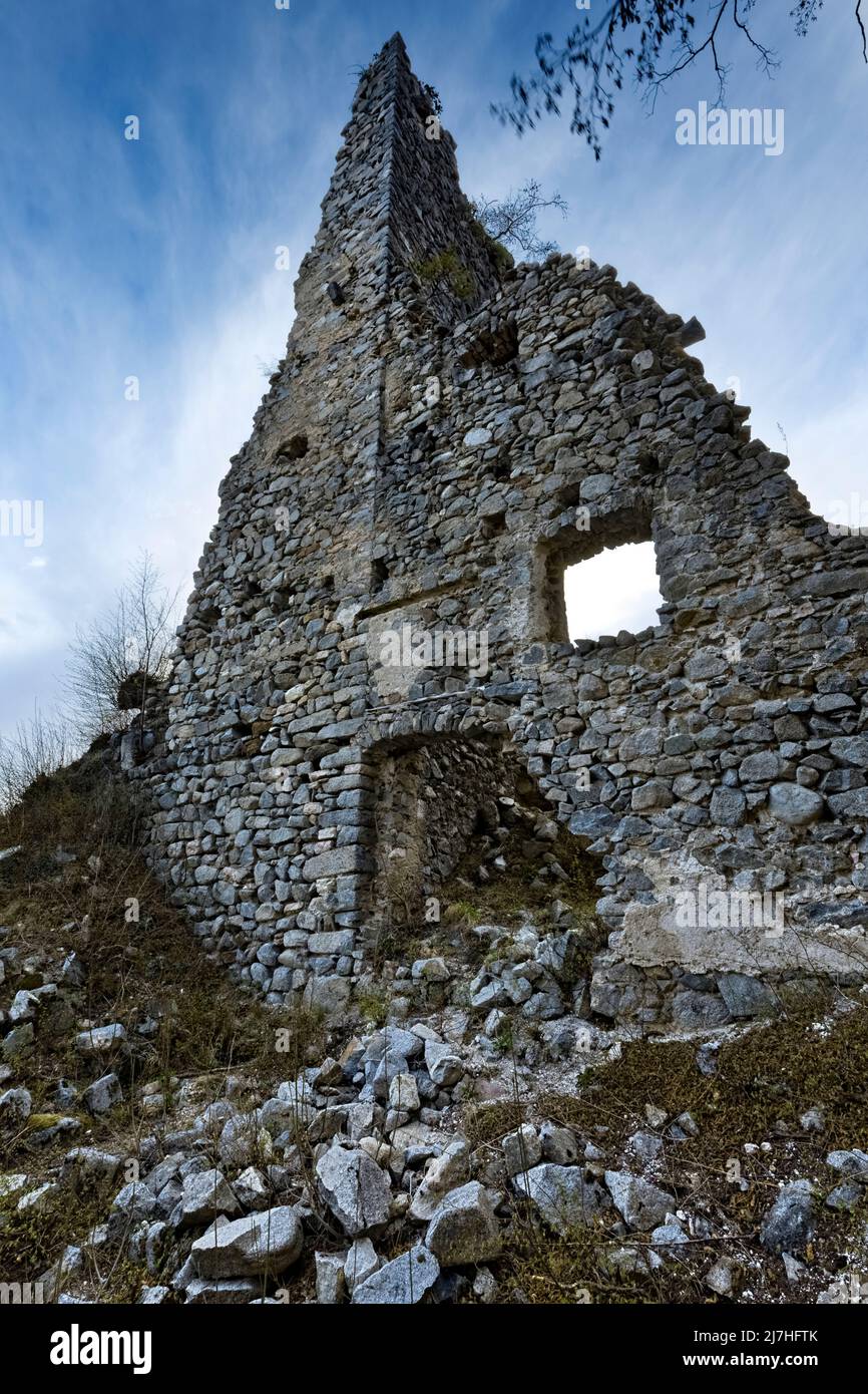 Die mittelalterlichen Ruinen des Castellalto-Festes. Telve, Provinz Trient, Trentino-Südtirol, Italien, Europa. Stockfoto