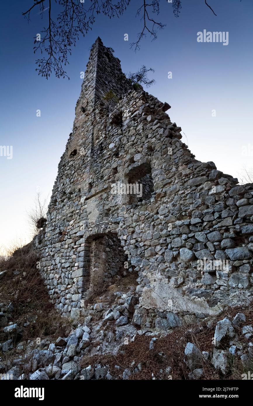 Die mittelalterlichen Ruinen des Castellalto-Festes. Telve, Provinz Trient, Trentino-Südtirol, Italien, Europa. Stockfoto