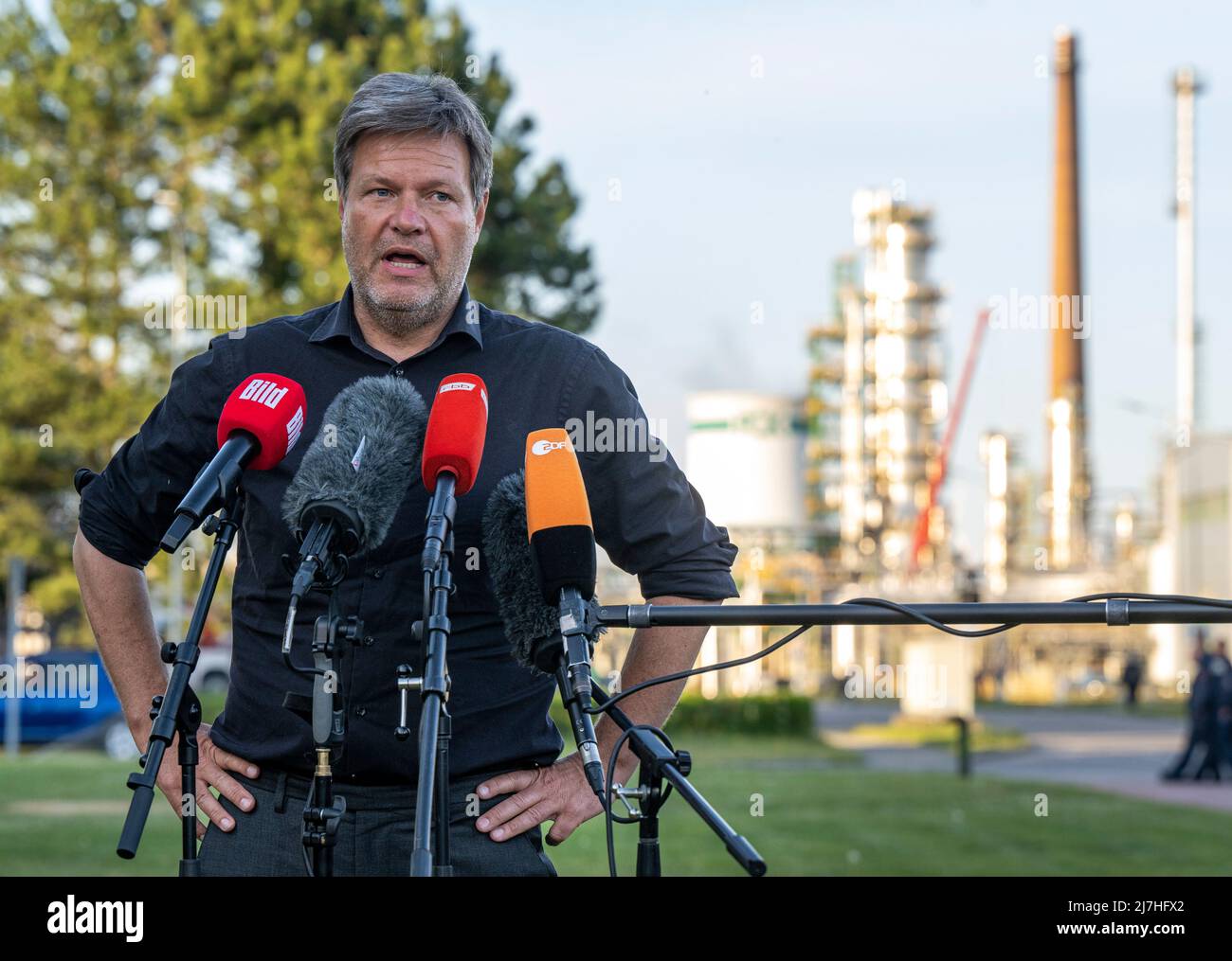 09. Mai 2022, Brandenburg, Schwedt/oder: Bundeswirtschaftsminister Robert Habeck (Bündnis 90/die Grünen) spricht nach einem Treffen mit den Mitarbeitern der PCK-Raffinerie mit Medienvertretern. Die Raffinerie, die laut Landesregierung rund 1.200 Mitarbeiter beschäftigt, verarbeitet russisches Öl aus der Druschba-Pipeline, die in Schwedt/oder endet. Foto: Monika Skolimowska/dpa Stockfoto