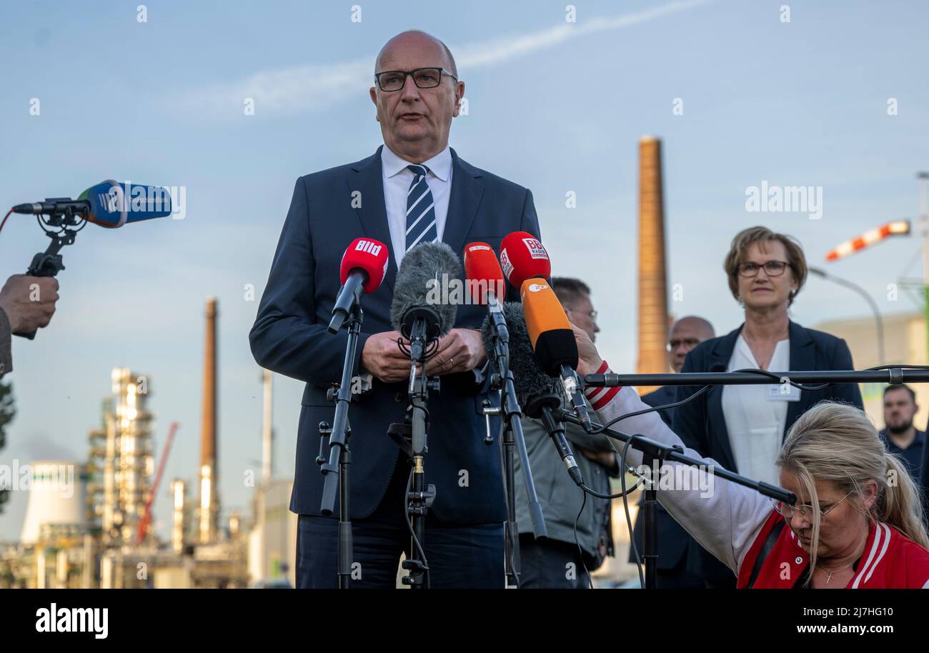 09. Mai 2022, Brandenburg, Schwedt/oder: Dietmar Woidke (SPD), Ministerpräsident von Brandenburg, spricht nach einem Treffen mit den Mitarbeitern der PCK-Raffinerie mit Medienvertretern. Die Raffinerie, die laut Landesregierung rund 1.200 Mitarbeiter beschäftigt, verarbeitet russisches Öl aus der Druschba-Pipeline, die in Schwedt/oder endet. Foto: Monika Skolimowska/dpa Stockfoto