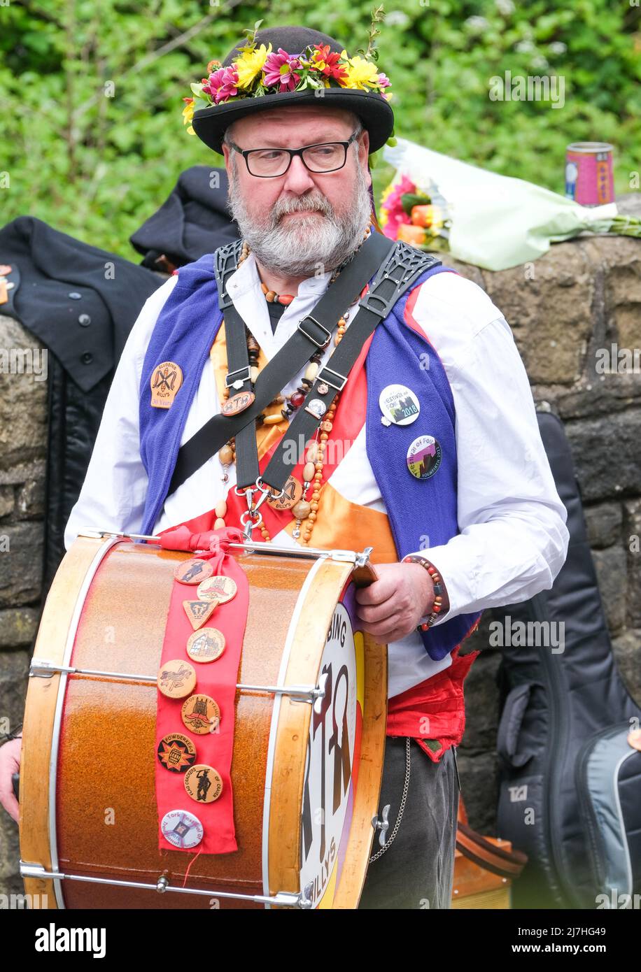 Tänzer beim jährlichen Holmfirth Folk Festival, das farbenfrohe und oft exzentrische Kostüme zeigt. Stockfoto