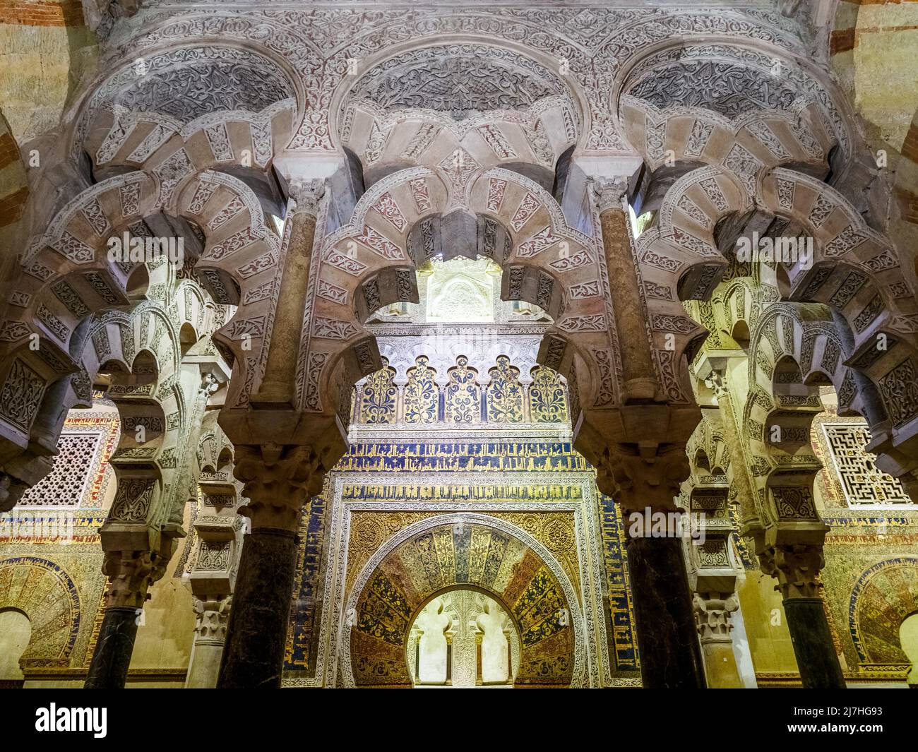 Das mosaikverzierte Mihrab (Mitte) und die verschränken Bögen der Maqsura (links und rechts) in der Erweiterung, die von al-Hakam II. Nach 961 hinzugefügt wurde - Mezquita-Catedral (große Moschee von Cordoba) - Cordoba, Spanien Stockfoto