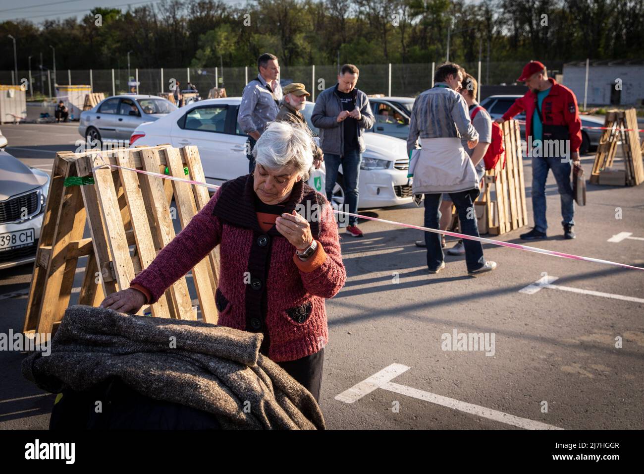 Saporischschja, Ukraine. 08.. Mai 2022. Eine alte Dame kommt von Cherson nach Saporischschja. Inmitten der verschärften Kriegskrise in der Südost-Ukraine wurden Millionen ukrainischer Familien aus den Kriegsgebieten und von Russland kontrollierten Gebieten in die von der Ukraine kontrollierten Gebiete Saporischschja evakuiert. Es wird angenommen, dass seit Beginn des Konflikts mehr als 11 Millionen Menschen aus ihrer Heimat in der Ukraine geflohen sind, 7,7 Millionen Menschen sind in ihrer Heimat vertrieben worden. Kredit: SOPA Images Limited/Alamy Live Nachrichten Stockfoto