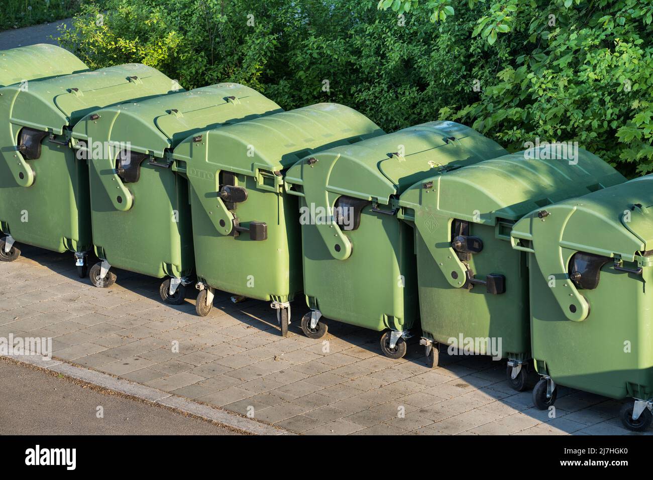 Die Abfallbehälter, in denen der Abfall gesammelt wurde, sind zur Entnahme oder Entleerung bereit. Stockfoto
