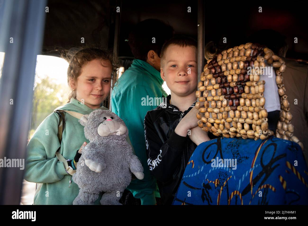 Sophia (L1, 7) und Igor (L2, 8) posieren für ein Foto, während sie mit ihren Eltern und ihrem kleinen Bruder aus dem Auto aussteigen, nachdem sie aus Cherson in Zaporizhia angekommen sind. Inmitten der verschärften Kriegskrise in der Südost-Ukraine wurden Millionen ukrainischer Familien aus den Kriegsgebieten und von Russland kontrollierten Gebieten in die von der Ukraine kontrollierten Gebiete Saporischschja evakuiert. Es wird angenommen, dass seit Beginn des Konflikts mehr als 11 Millionen Menschen aus ihrer Heimat in der Ukraine geflohen sind, 7,7 Millionen Menschen sind in ihrer Heimat vertrieben worden. (Foto von Alex Chan Tsz Yuk/SOPA Images/Sipa Stockfoto