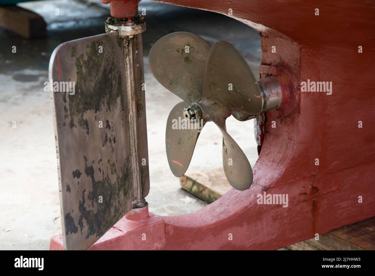 Boot aus dem Wasser. Nahaufnahme von Propeller und Ruder. Asturien, Spanien Stockfoto