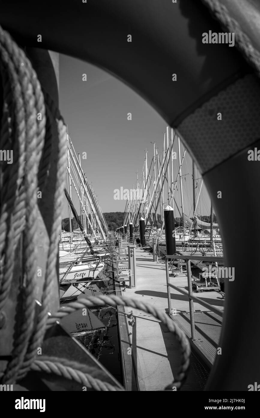 Viele Segelboote liegen in der Marina von Lübeck-Travemünde Stockfoto