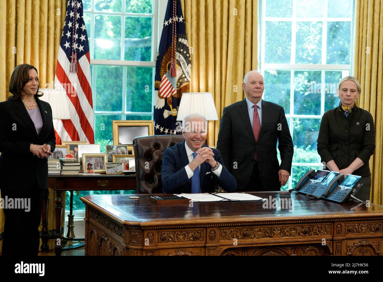 Washington, USA, 09/05/2022, US-Präsident Joe Biden spricht mit den Medien, bevor er am 9. Mai 2022 im Oval Office des Weißen Hauses in Washington den Ukraine Lease Act unterzeichnet. Foto von Yuri Gripas/ABACAPRESS.COM Stockfoto