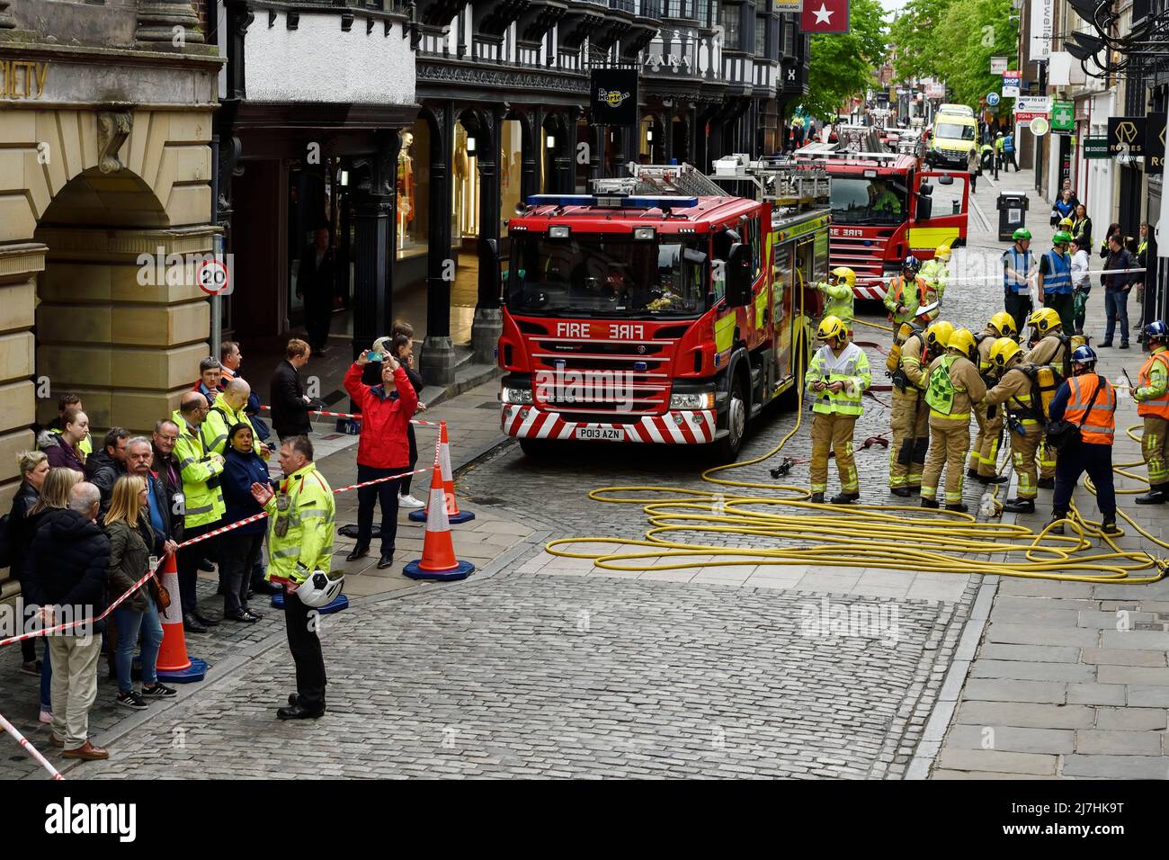 Die von Cheshire Fire and Rescue Service geleitete Multi-Agenturschulung von Deva Flame findet im Nachtclub Rosies in der Northgate Street Chester UK statt Stockfoto