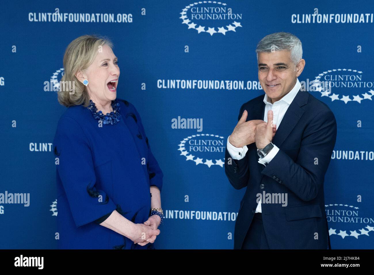 Sadiq Khan, der Bürgermeister von London, trifft Hillary Clinton in den Büros der Clinton Foundation in New York während eines 5-tägigen Besuchs in den USA, um Londons Tourismusindustrie anzukurbeln. Bilddatum: Montag, 9. Mai 2022. Stockfoto