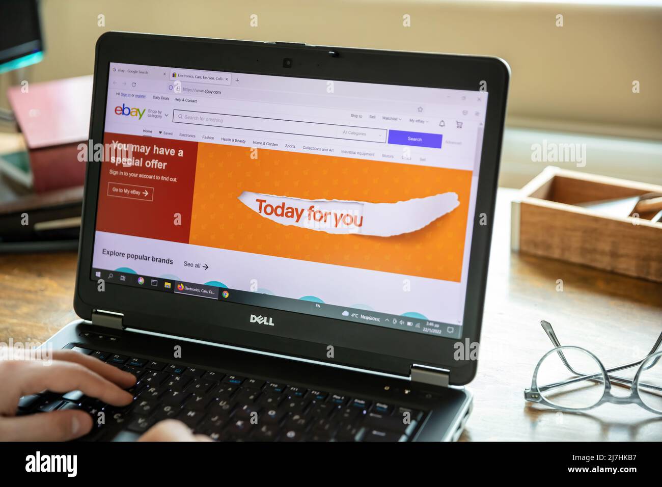 Griechenland, Athen, Januar 23 2022. EBAY-App, Online-Auktion und Verkauf. PC auf dem Tisch, Bildschirm mit Logo der offiziellen Website für E-Commerce. Stockfoto