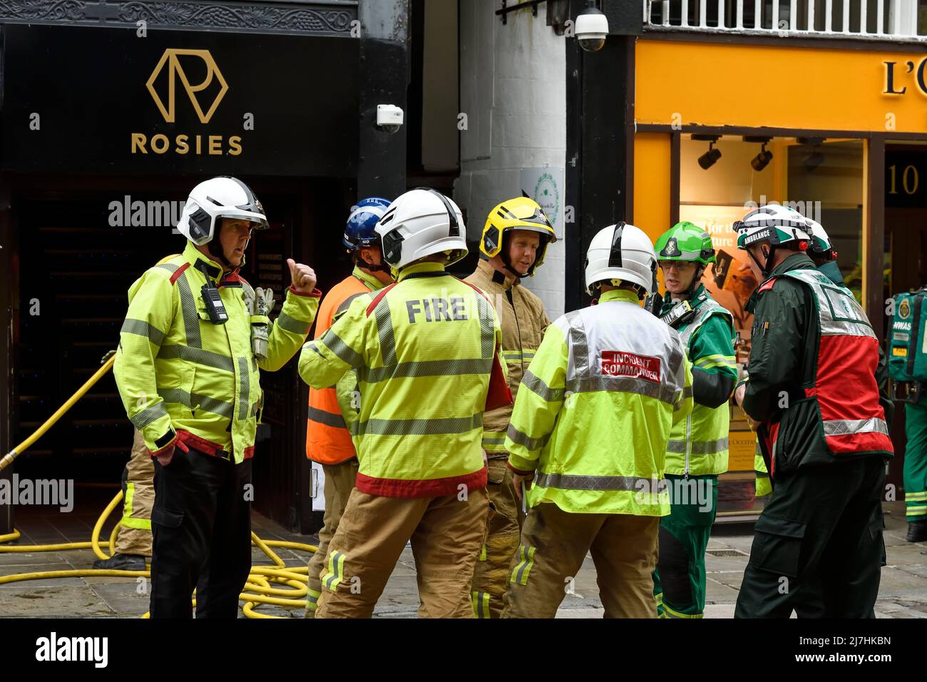 Die von Cheshire Fire and Rescue Service geleitete Multi-Agenturschulung von Deva Flame findet im Nachtclub Rosies in der Northgate Street Chester UK statt Stockfoto