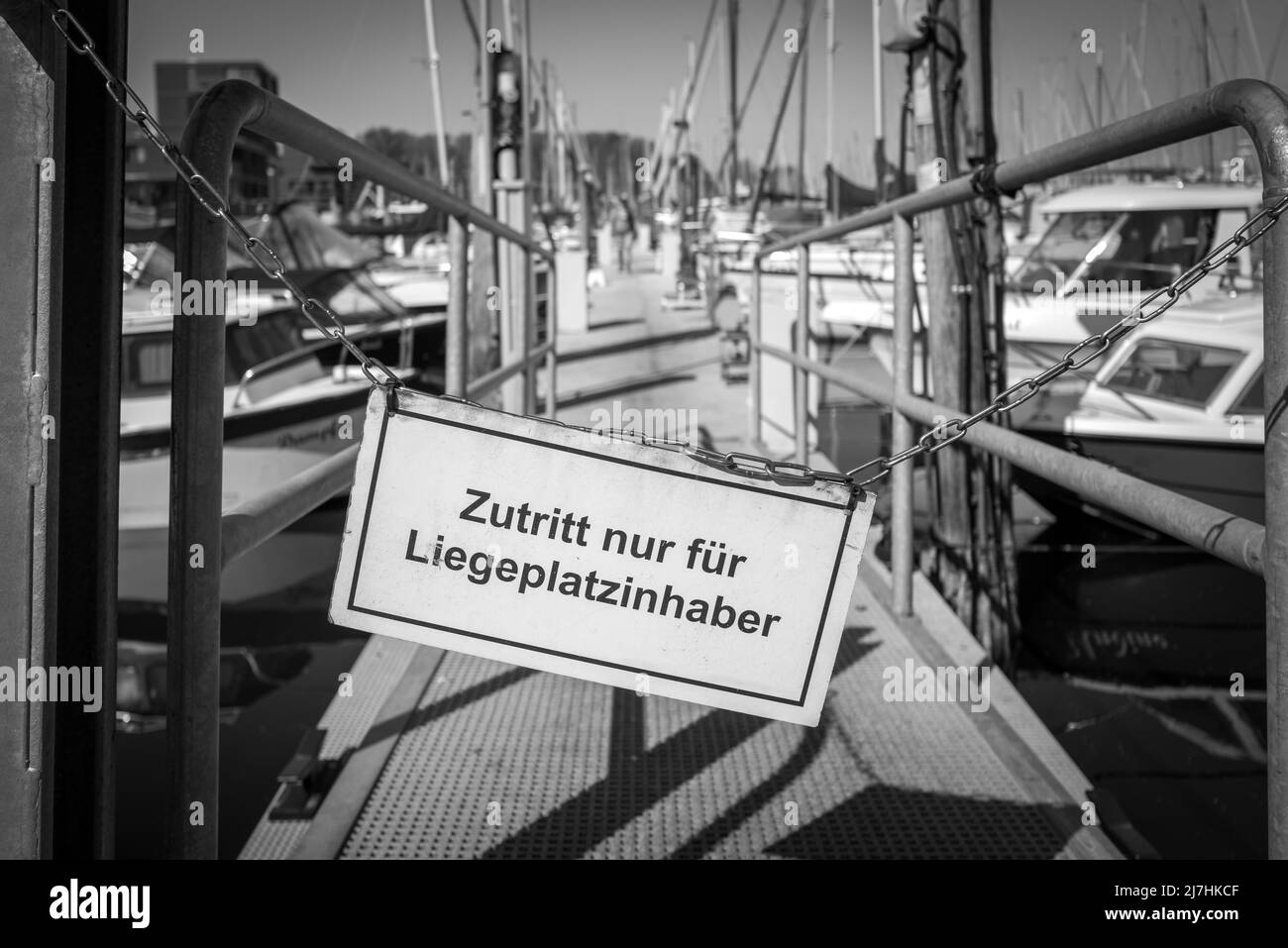 Ein Schild auf einem Steg besagt, dass der Zugang nur für Anlegeplatz-Inhaber gilt Stockfoto