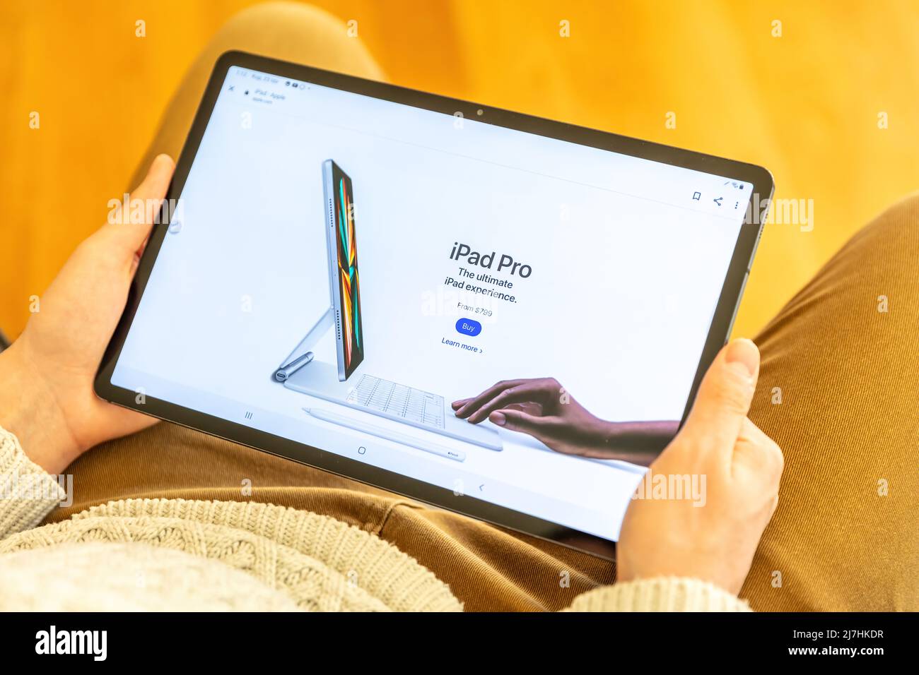 Griechenland, Athen, Januar 23 2022. IPAD SHOP Konzept. Online-Anzeige für die Bestellung, kaufen Sie die neue Version des beliebten Tablet-Pro von Apple. Stockfoto