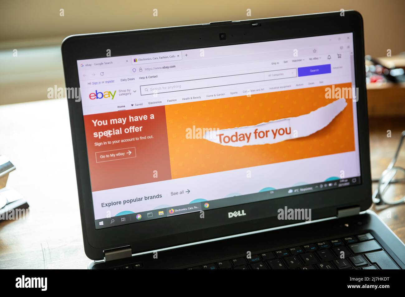 Griechenland, Athen, Januar 23 2022. EBAY-App, Online-Auktion und Verkauf. PC auf dem Tisch, Bildschirm mit Logo der offiziellen Website für E-Commerce. Stockfoto