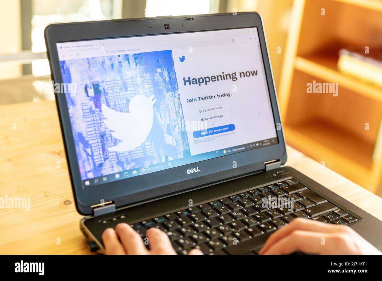 Griechenland, Athen, Januar 23 2022. TWITTER-ANMELDUNG. Tweet-App, soziale Netzwerke. Online-Anmeldung bei Konto. PC auf dem Tisch, Person Hand auf Tastatur, Stockfoto