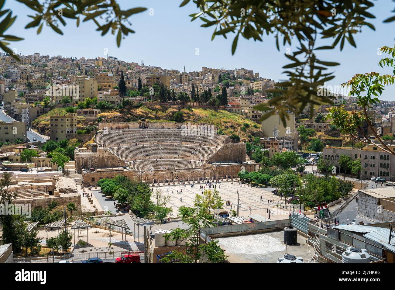 Die Skyline von Amman in der Innenstadt Jordaniens wird von einem alten römischen Theatergebäude zwischen Wohnhäusern im alten Stadtzentrum dominiert Stockfoto