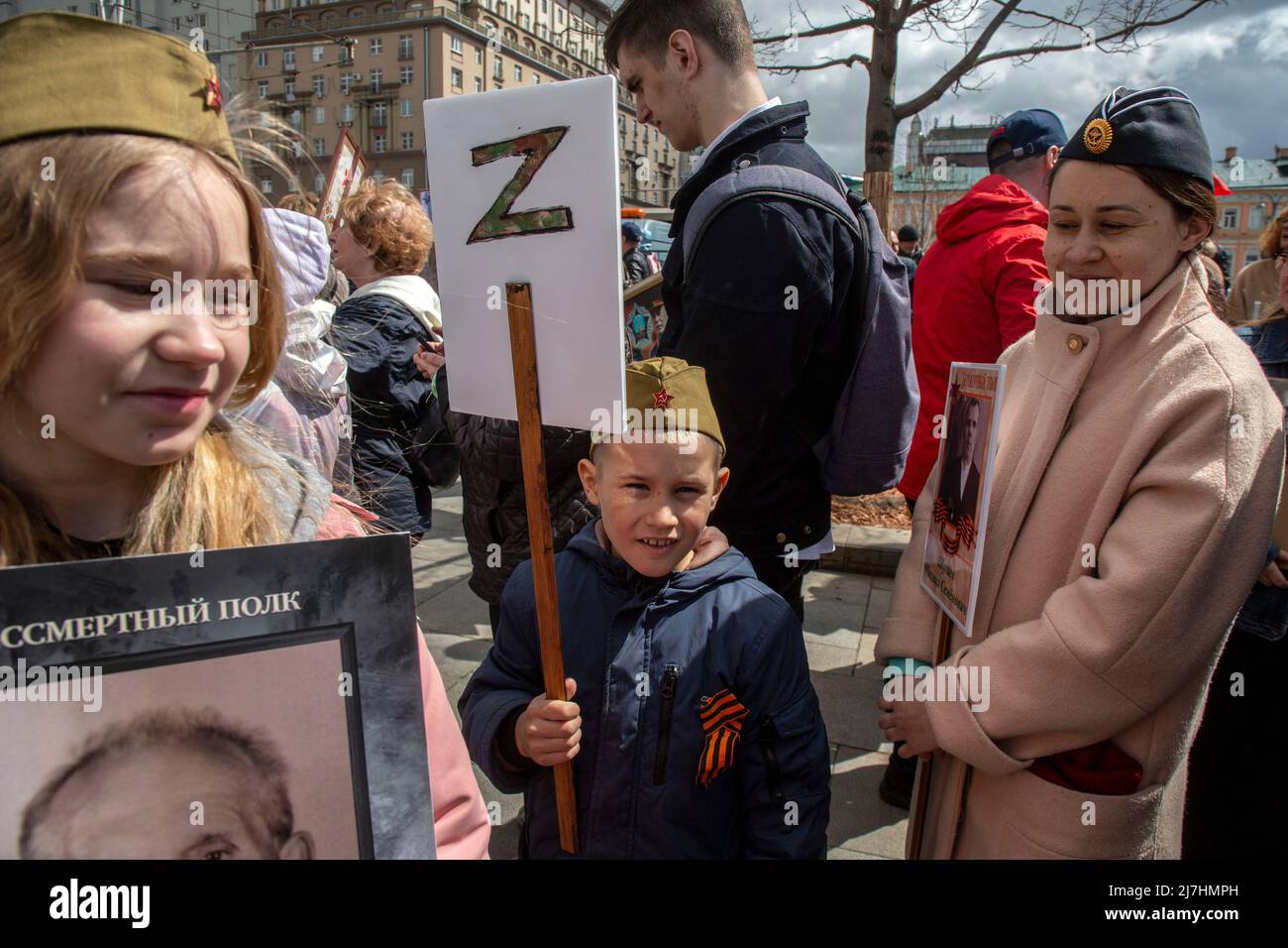 Moskau, Russland. 9.. Mai 2022. Die Menschen tragen Porträts von Verwandten, die im Zweiten Weltkrieg kämpften, mit dem Buchstaben „Z“, die zum Symbol des russischen Militärs geworden sind, während des marsches des Immortal-Regiments in der Tveskaya-Straße zum 77.. Jahrestag des Sieges im Zweiten Weltkrieg in Moskau, Russland. Nikolay Vinokurov/Alamy Live News Stockfoto