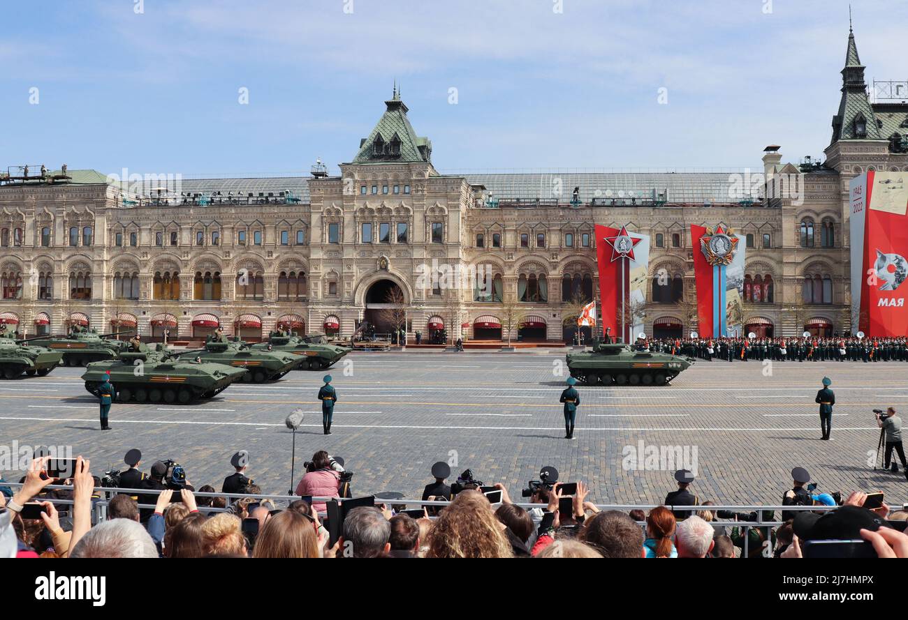 Moskau, Russland, 2022. Mai: Infanterie-Kampffahrzeuge BMP-2M passieren den Roten Platz bei der Generalprobe der Militärparade. Stockfoto