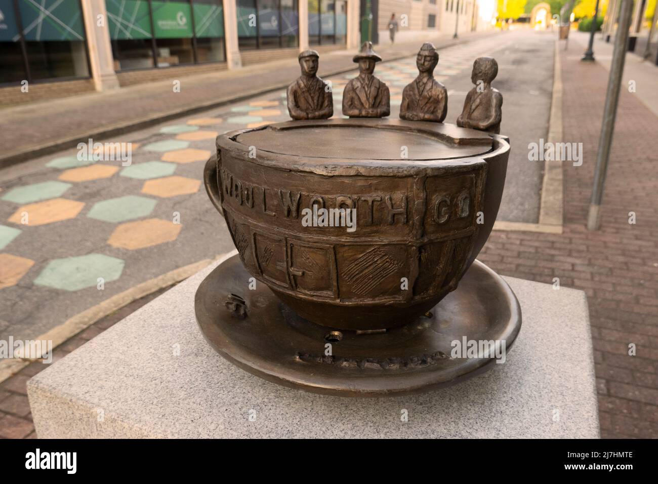 Cup of Freedom Skulptur aus dem Sit in Lunch Counter Protest im Woolworth Store in Greensboro NC Stockfoto