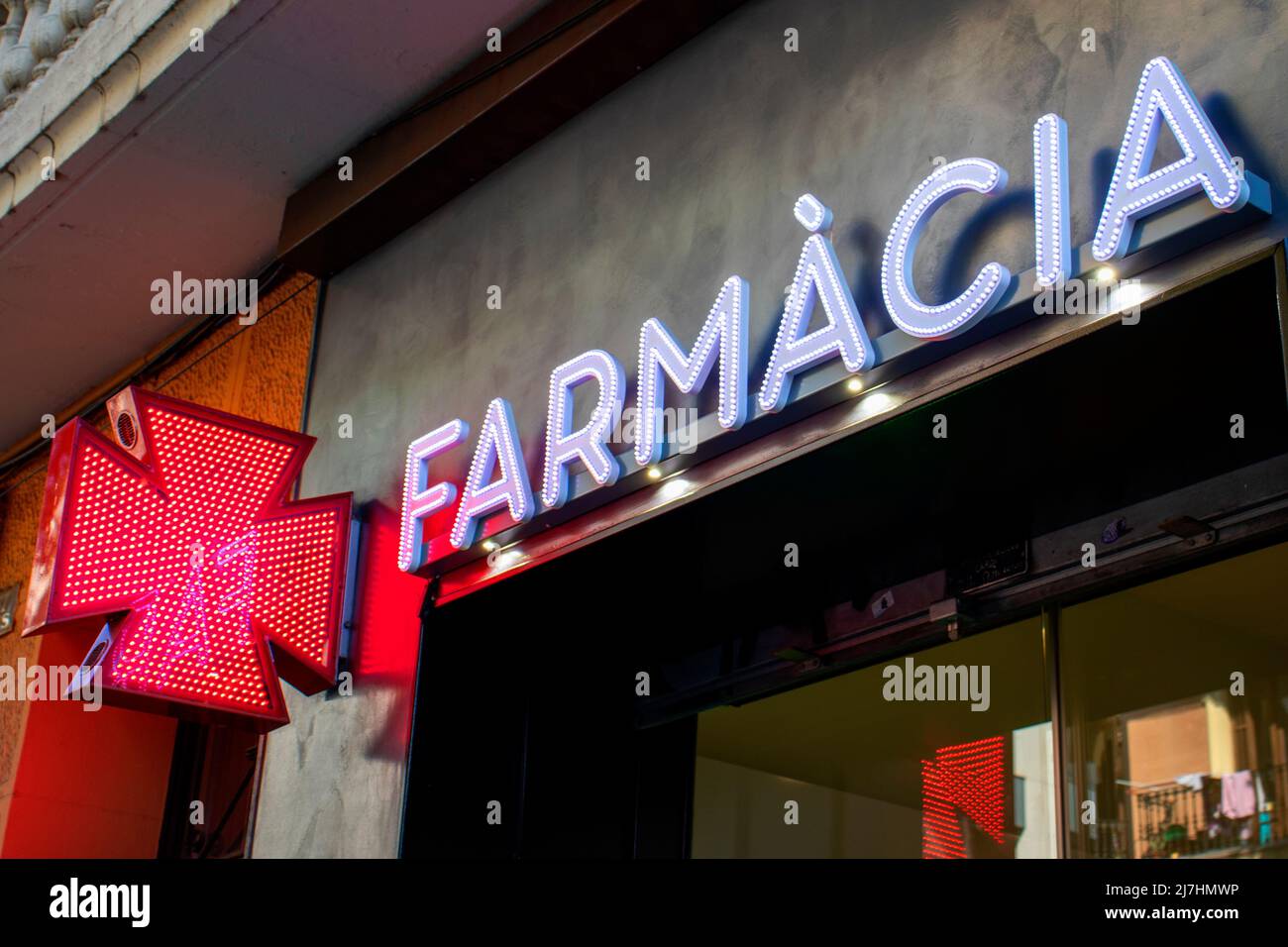 Apotheke auf Spanisch für Nachrichten. Rotes Kreuz, Symbol für Gesundheit, Medizin, Selbstversorgung. Farmacia-Zeichen in Spanien Stockfoto