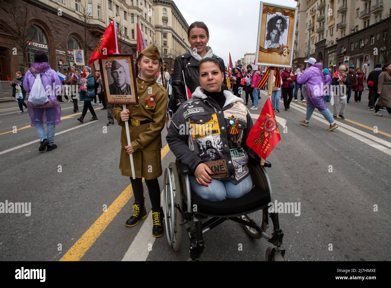 Moskau, Russland. 9.. Mai 2022. Die Menschen tragen Porträts ihrer Verwandten (Soldaten des Zweiten Weltkriegs), während sie am marsch des Immortalen Regiments in der Tverskaya-Straße in Moskau, Russland, teilnehmen. Die Veranstaltung feiert die Niederlage der Sowjetunion gegen Nazi-Deutschland im Zweiten Weltkrieg Nikolay Vinokurov/Alamy Live News Stockfoto