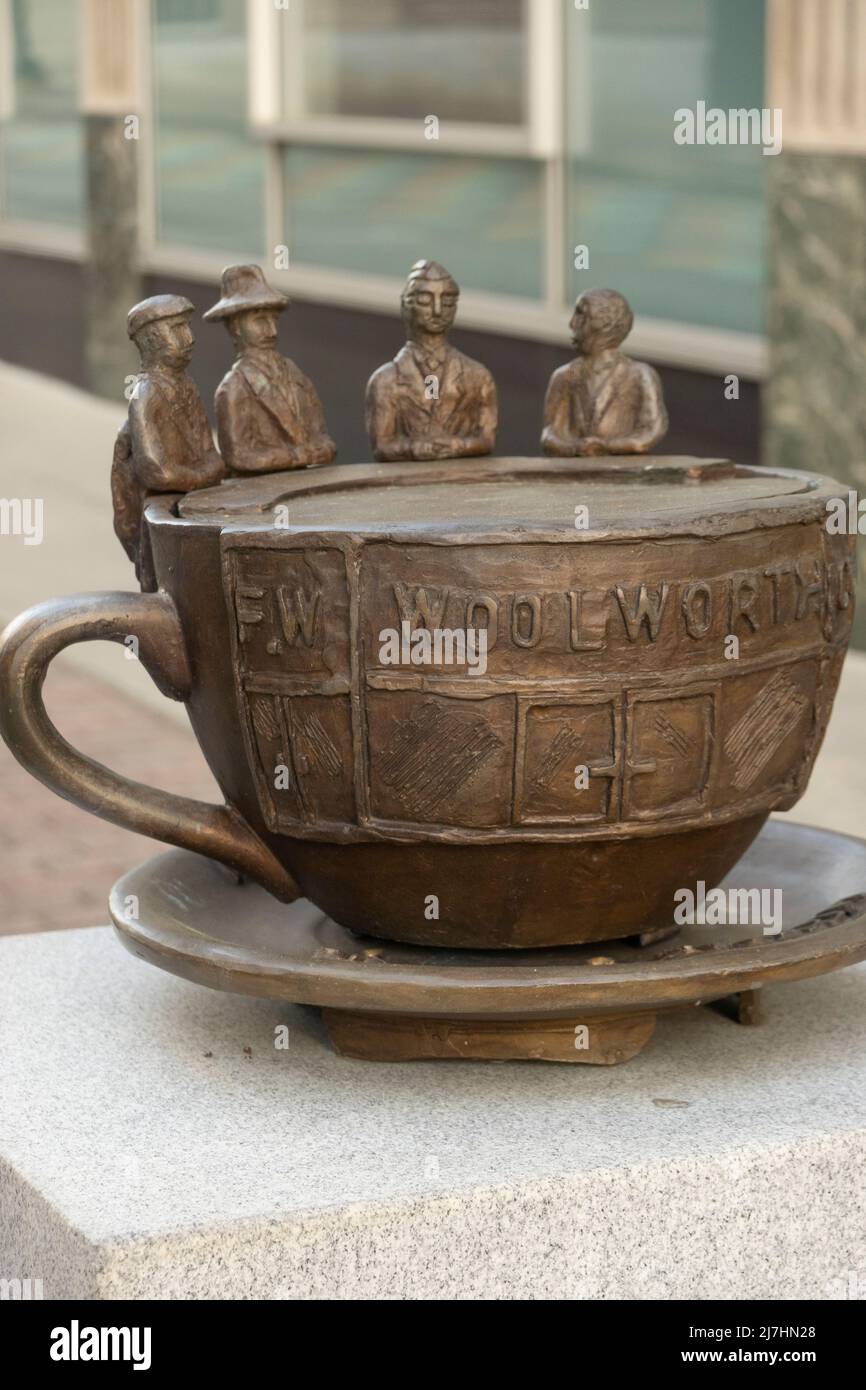 Cup of Freedom Skulptur aus dem Sit in Lunch Counter Protest im Woolworth Store in Greensboro NC Stockfoto