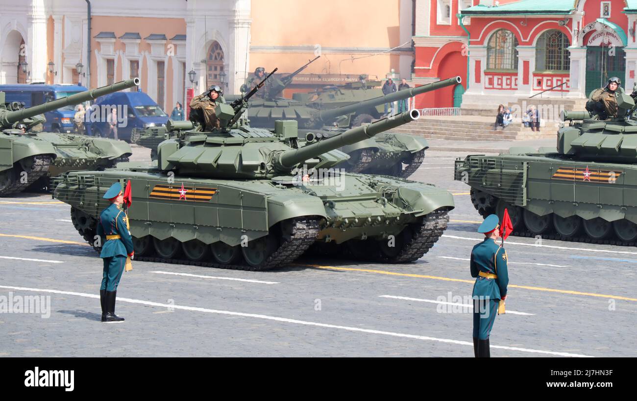 Moskau, Russland, 2022. Mai: T-72 BZM-Hauptkampfpanzer passieren den Roten Platz bei der Generalprobe der Militärparade. Stockfoto