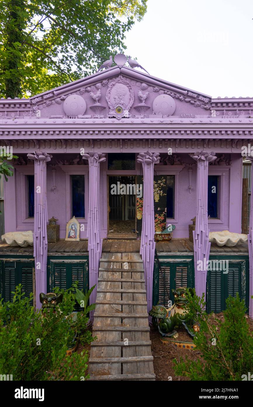 Griechisches Revival Purple Folk Art Chicken Coop Building in Greenville SC Stockfoto