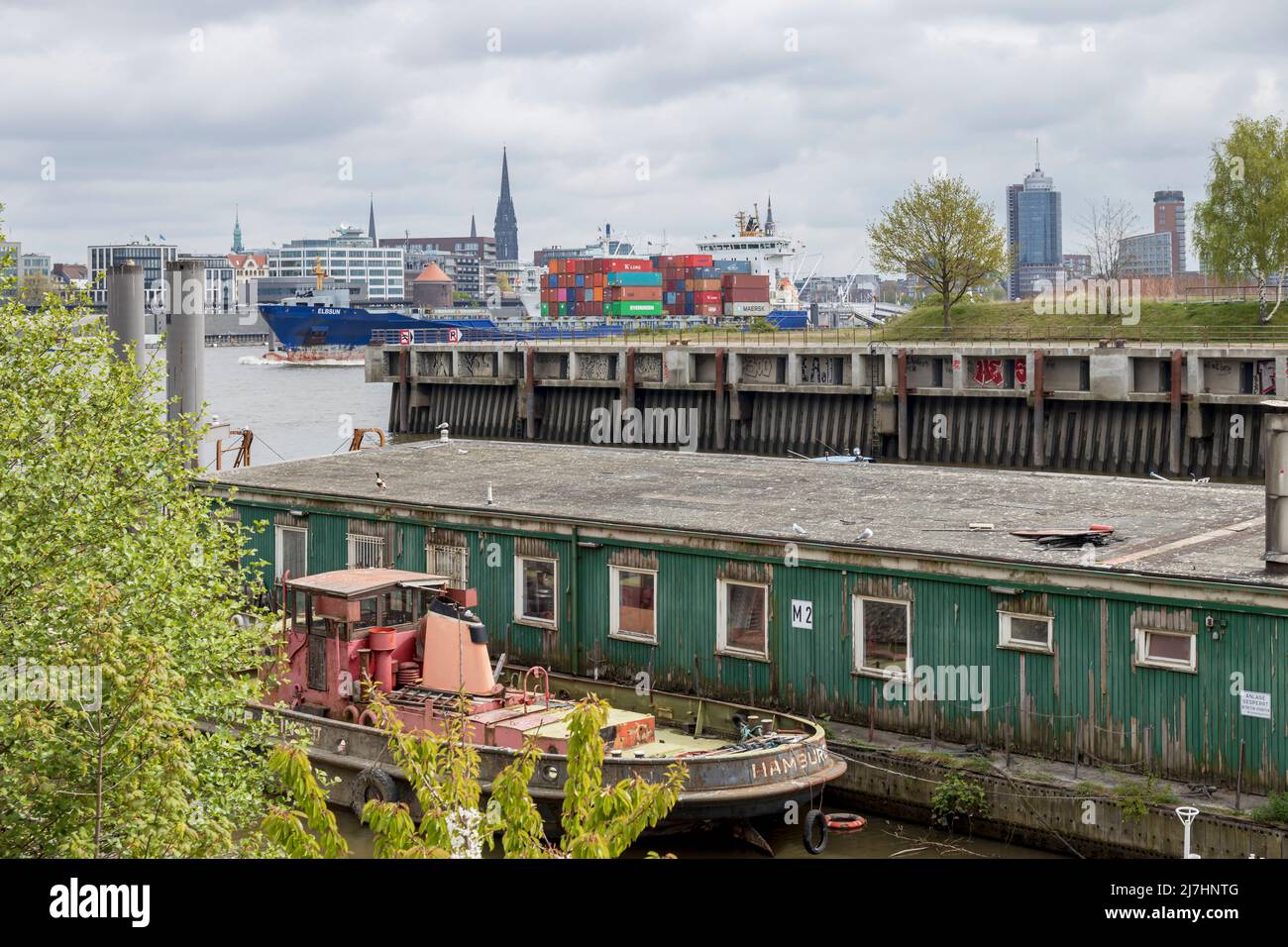 Hamburg, Deutschland - 5-3-2022: Das Containerschiff Elbsun fährt an der Elbe durch die Hamburger Innenstadt Stockfoto