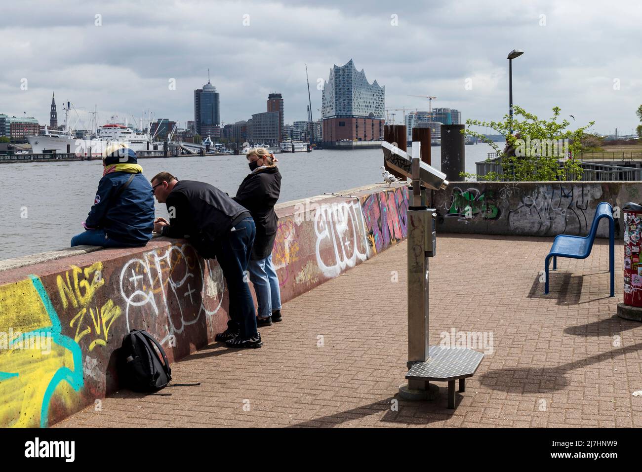 Hamburg, Deutschland - 5-3-2022: Aussichtspunkt am Hamburger alten Elbetunnel mit Blick auf die Skyline der Stadt Stockfoto