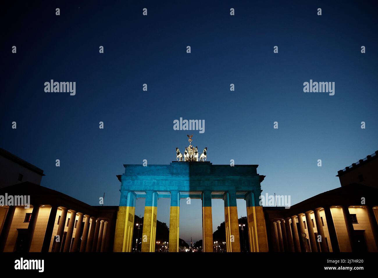 Berlin, Deutschland. 09.. Mai 2022. Das Brandenburger Tor wird anlässlich des Europatages mit den ukrainischen Nationalfarben beleuchtet. Quelle: Carsten Koall/dpa/Alamy Live News Stockfoto