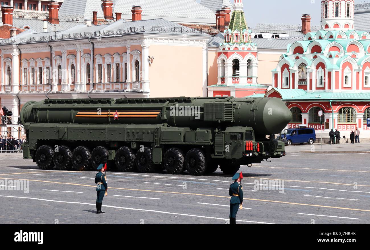 Moskau, Russland, 2022. Mai: Strategische Raketensysteme brüllten am Roten Platz vorbei. Die Hauptprobe der Militärparade. Stockfoto