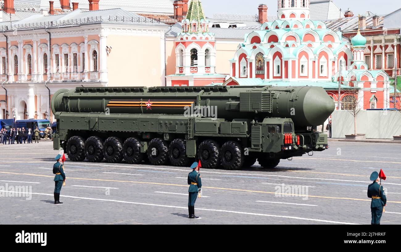 Moskau, Russland, 2022. Mai: Strategische Raketensysteme brüllten am Roten Platz vorbei. Die Hauptprobe der Militärparade. Stockfoto