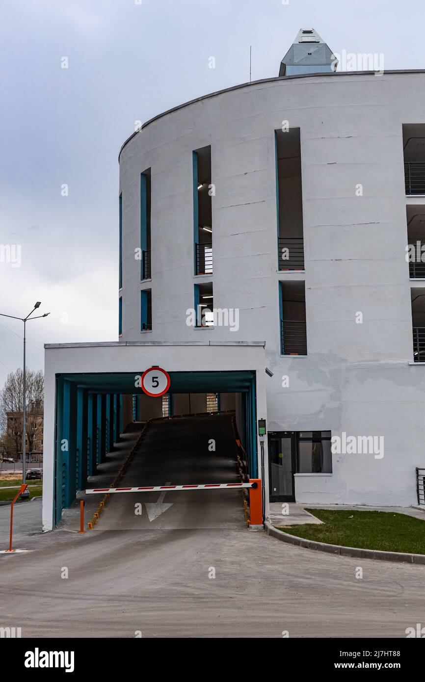 Moskau, Russland - 01. Mai 2022: Eingang zum Parkhaus auf mehreren Ebenen. Hochwertige Fotos Stockfoto