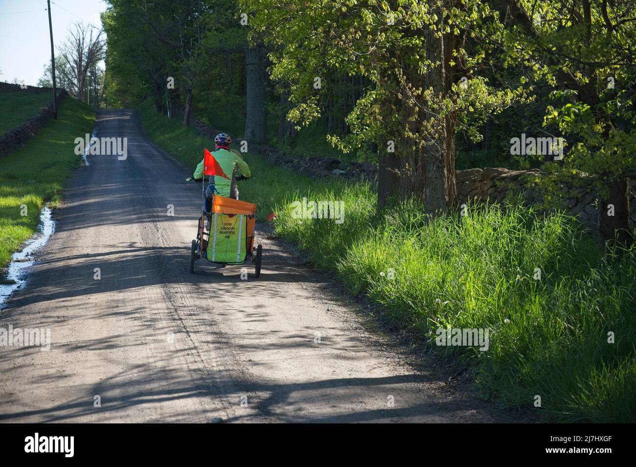 USA - 9. Mai 2022: Flora Hillman von Bloomfield nutzt ihr E-Fahrrad mit einem Call-Trailer im Schlepptau, um die Straßen im Westen von Loudoun zu säubern. Sie w Stockfoto