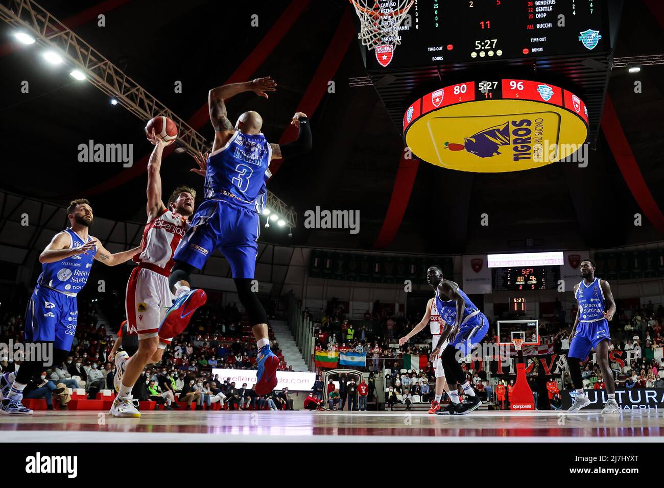 Varese, Italien. 08.. Mai 2022. Giovanni De Nicolao #10 von Pallacanestro Varese OpenJobMetis und David Logan #3 von Dinamo Sassari Banco di Sardegna im Einsatz während des italienischen Basketball LBA Lega Basket Ein 2021/22 regulären Saison-Spiel zwischen OpenJobMetis Varese und Dinamo Sassari Banco di Sardegna in der Enerxenia Arena. Endnote : (Varese 96 - 110 Sassari) (Foto: Fabrizio Carabelli/SOPA Images/Sipa USA) Kredit: SIPA USA/Alamy Live News Stockfoto