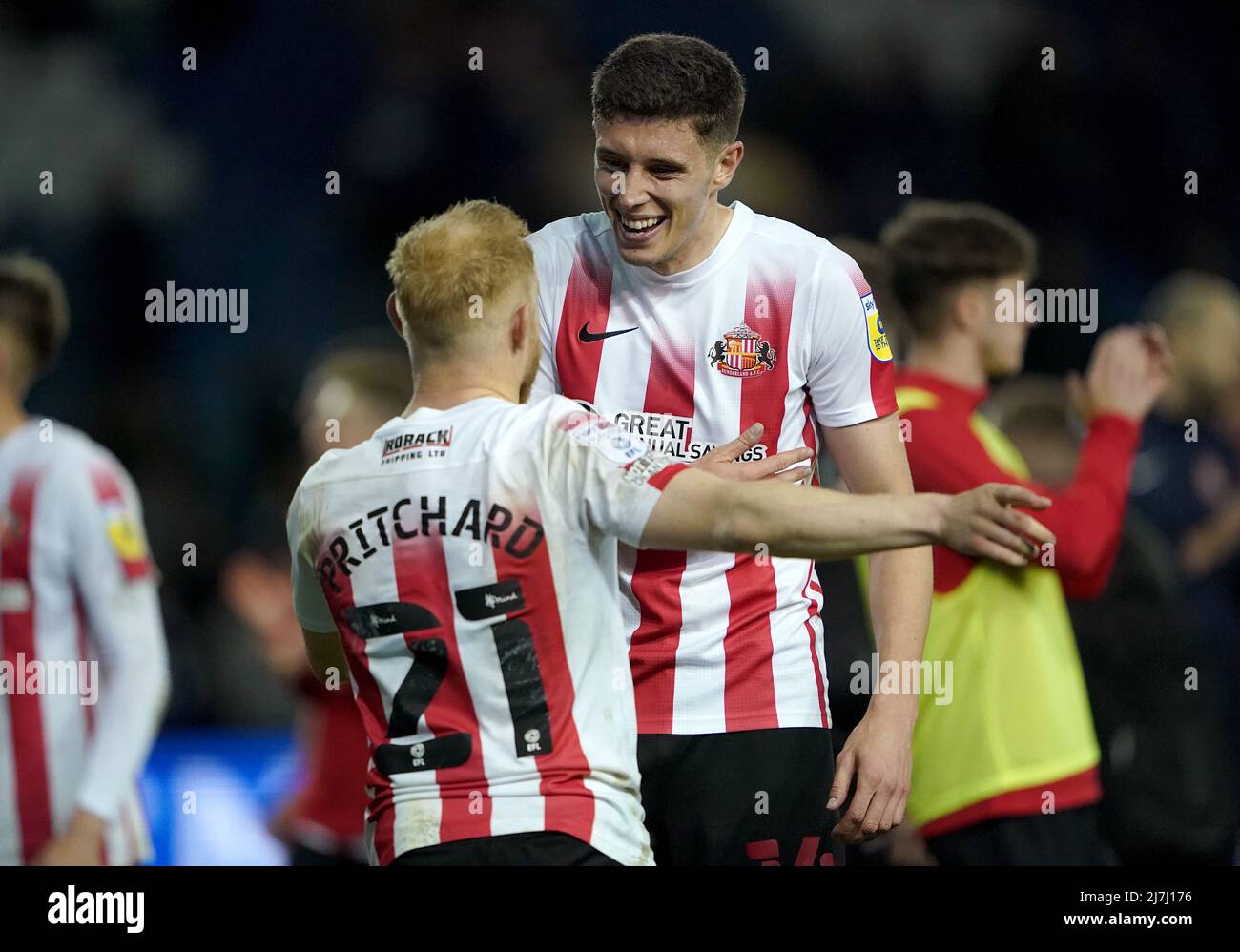 Alex Pritchard (links) von Sunderland und Ross Stewart feiern nach dem Erreichen des Finales nach der Sky Bet League ein Play-off-Halbfinale, zweites Beinspiel in Hillsborough, Sheffield. Bilddatum: Montag, 9. Mai 2022. Stockfoto