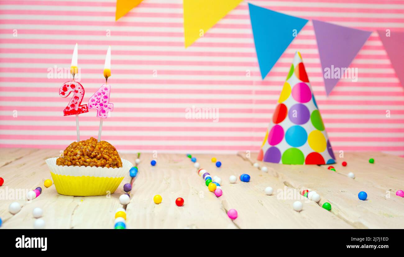 Alles gute zum Geburtstag. Festlicher Hintergrund mit Cupcake. Kopieren Raum Grußkarte für Menschen Stockfoto