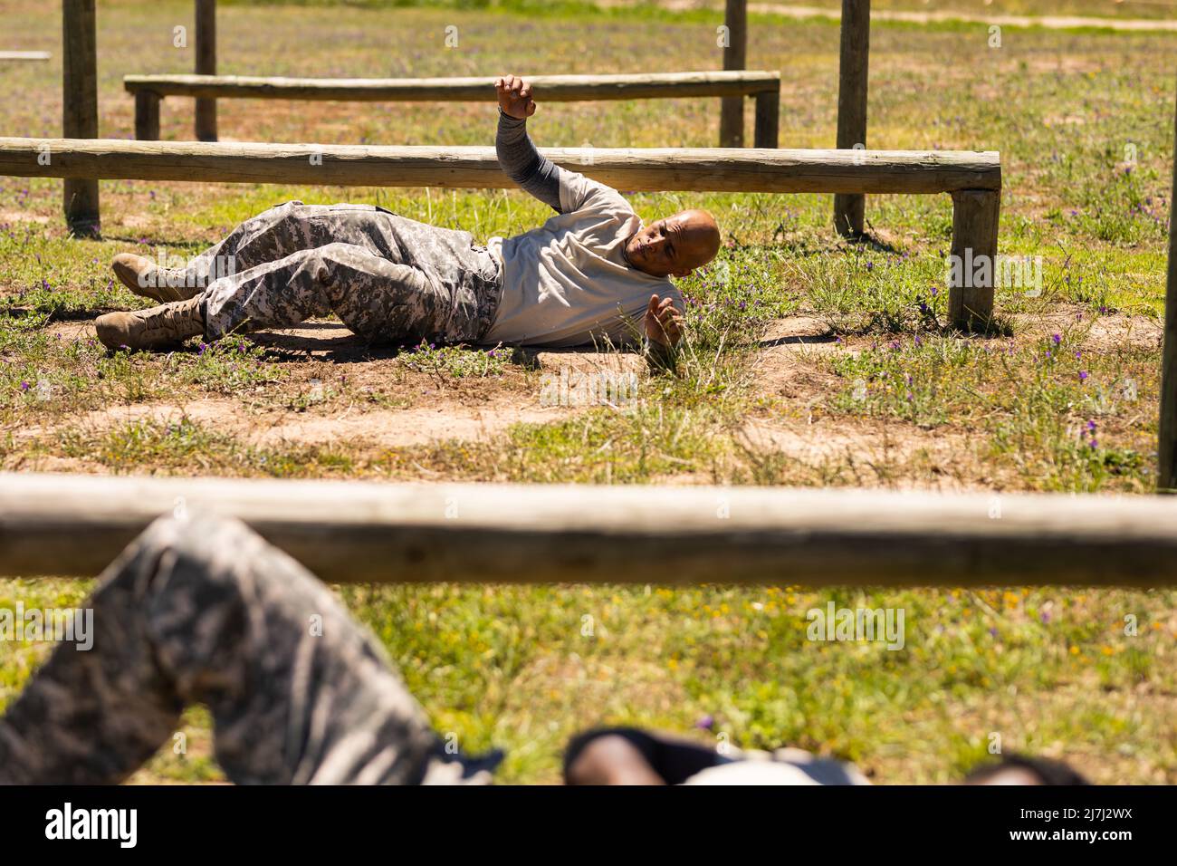 afroamerikanischer Soldat kriecht Gedanken-Hindernislauf am Bootcamp Stockfoto