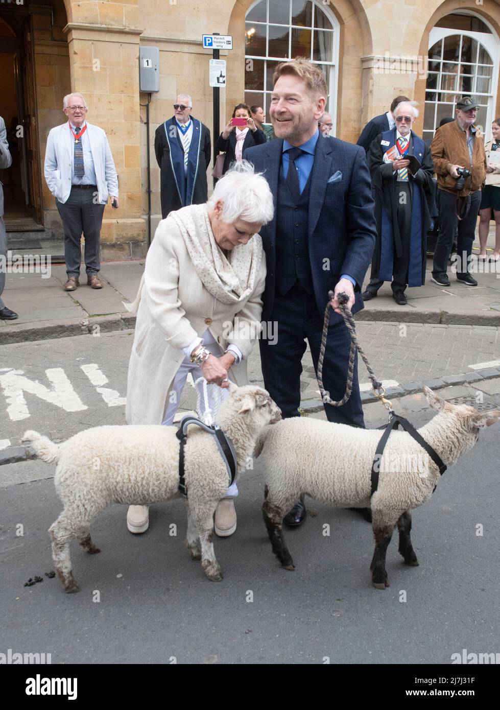 Dame Judi Dench Sir Kenneth Branagh geht SCHAFE auf Leine, nachdem sie die Freiheit der Stadt in Stratford-upon-Avon erhalten haben Stockfoto