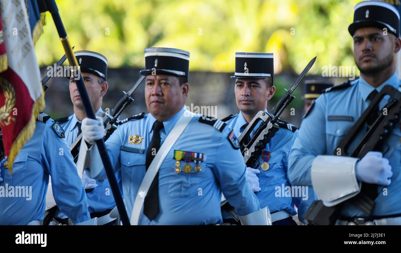 Tahiti, Französisch-Polynesien. 09.. Mai 2022. Französisch-polynesische Gendarmerien marschieren während der Gedenkzeremonie des Zweiten Weltkriegs vor dem Haut-Commissariat de la Republique Tahiti, 8. Mai 2022 in Tahiti, Französisch-Polynesien. Kredit: SSGT. Jessica Avallone/USA Air Force Photo/Alamy Live News Stockfoto