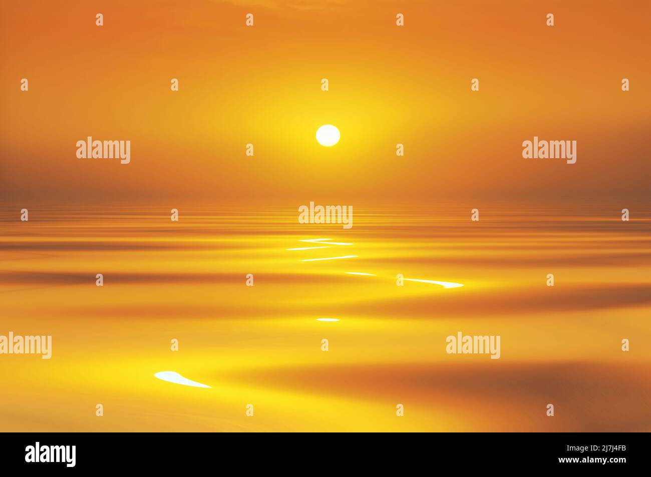 Trüber goldener Sonnenuntergang oder Sonnenaufgang, der sich auf seidigem Wasser widerspiegelt Stockfoto
