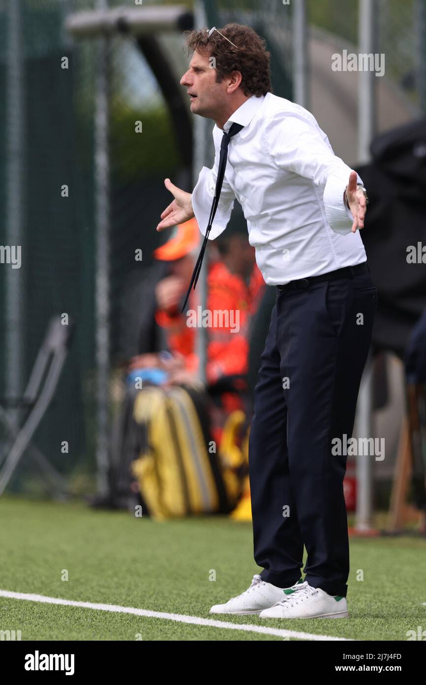 Vinovo, Italien, 7.. Mai 2022. Joe Montemurro Cheftrainer von Juventus reagiert während des Spiels Serie A Femminile im Juventus Center, Vinovo. Bildnachweis sollte lauten: Jonathan Moscrop / Sportimage Stockfoto