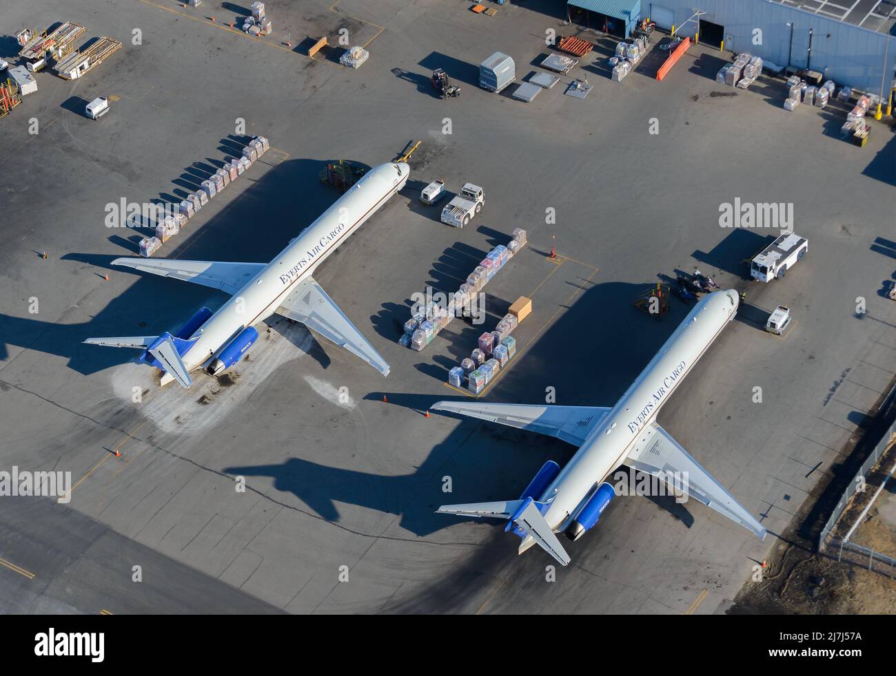 Everts Air Cargo zwei MD-80-Flugzeuge von McDonnell Douglas. Frachttransport durch Everts Cargo MD-83 und MD-82, auch MD-83F und MD-82F genannt. Stockfoto