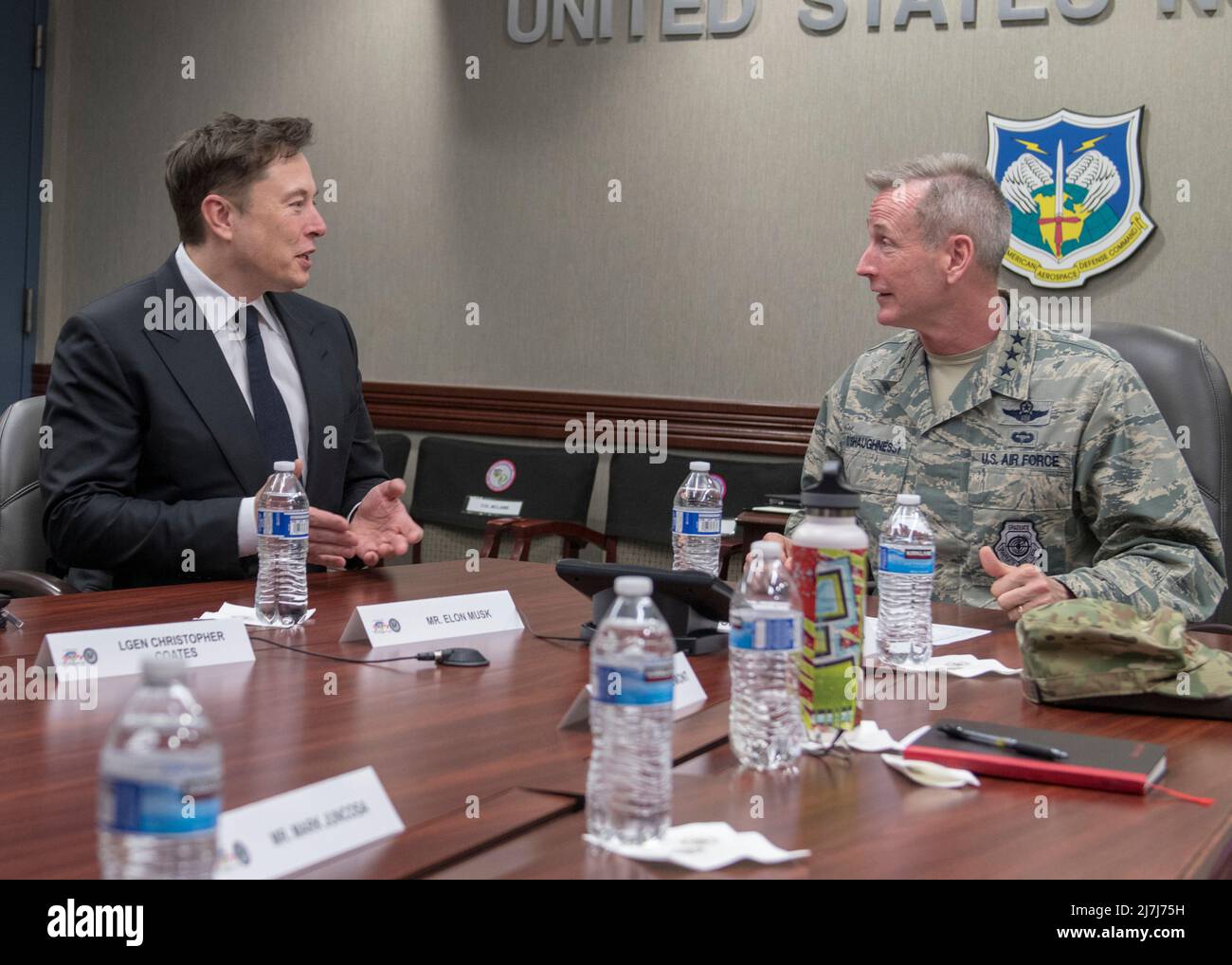 Colorado Springs, Usa. 15. April 2019. Der CEO von SpaceX, Elon Musk, links, diskutiert den Weltraumbetrieb mit Terrence O’Shaughnessy, dem Kommandanten des North American Aerospace Defense Command, auf der Peterson Air Force Base am 15. April 2019 in Colorado Springs, Colorado. Kredit: Space Force Photo/U.S. Air Force/Alamy Live News Stockfoto