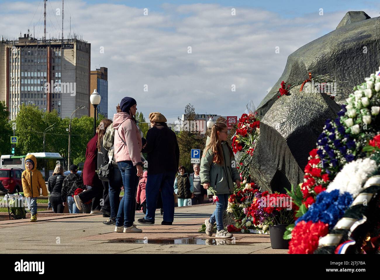 Am 77.. Jahrestag des Siegestages in Woronesch legen die Menschen Blumen am Denkmal des Ruhms. Der Tag des Sieges in Russland hat sich seit langem vom Tag der Erinnerung an die Heldentat des sowjetischen Volkes in einen Tag des Vergessens verwandelt, vom Tag des Sieges über die Nazi-Aggression in einen Tag des Säbelrasselns, Von einem Tag des Triumphes der Vernunft und des Fortschritts zu einem Tag des Obskurantismus und der Idiotie. Die Menschen kleiden Kinder in sowjetischen Uniformen, veranstalten einen Karneval, betrinken sich, schwenken verschiedene Symbole: Von kommunistisch bis nationalistisch und monarchistisch. Im Jahr 2022 wurde das Zeichen der militärischen Invasion der Ukraine in das symb aufgenommen Stockfoto