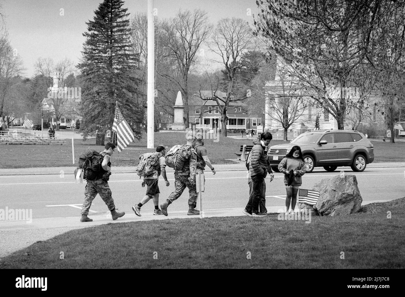 Service-Mitglieder gehen am Patriots Weekend mit Packungen zu einem Vorteil. Lexington, Massachusetts. Das Bild wurde auf analogem Schwarzweiß-Film aufgenommen.g Stockfoto