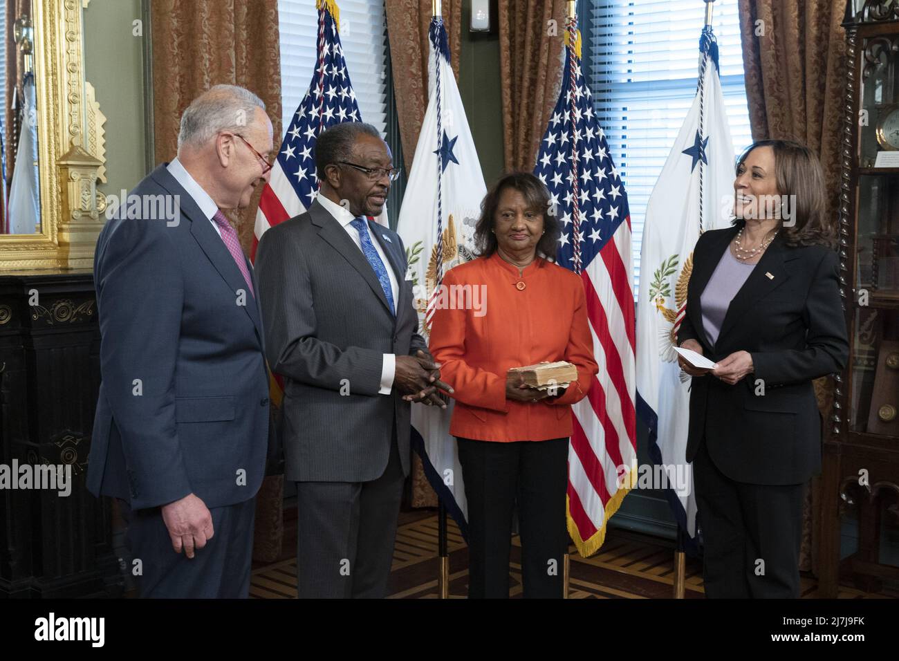 Washington, Usa. 09.. Mai 2022. Die Vizepräsidentin der Vereinigten Staaten, Kamala Harris, nimmt an der Vereidigung von N. Nickolas Perry Teil, außerordentlicher und bevollmächtigter Botschafter der Vereinigten Staaten von Amerika in Jamaika zu sein, im Zeremonialbüro des Vizepräsidenten im Eisenhower Executive Office Building in Washington, DC, 9. Mai 2022. Der Mehrheitsführer des US-Senats, Chuck Schumer (Demokrat von New York), blickt auf die linke Seite. Foto von Chris Kleponis/UPI Kredit: UPI/Alamy Live News Stockfoto