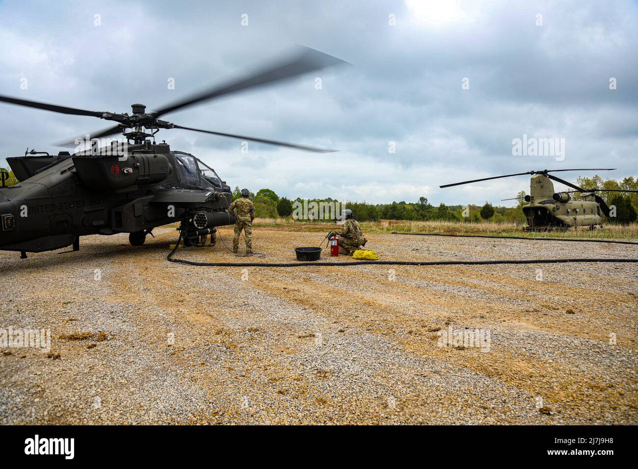 Apache-Piloten von 2. Squadron, 17. Kavallerieregiment, 101. Combat Aviation Brigade, 101. Airborne Division (Air Assault) erhalten während einer „Fat Cow“-Mission im Mai 4 in Fort Knox, Ky, Treibstoff von der Rückseite eines chinook-Hubschraubers. „Fat Cow“-Missionen sind ein vor Ort beschleunigter Betankungsprozess, der es chinook-Hubschraubern ermöglicht, Kraftstoff für andere Hubschrauber in der Einheit bereitzustellen, während sie noch hinter feindlichen Linien arbeiten. (USA Armeefoto von Sgt. Jeremy Lewis, 40. Public Affairs Detachment) Stockfoto